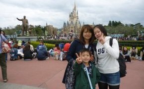 家族でディズニーランドへ