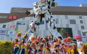 ガンダムに見守られ