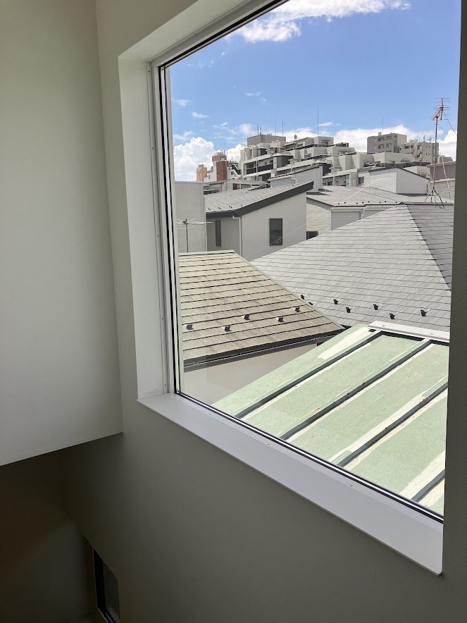 裏の家は2階建て。3階階段より。