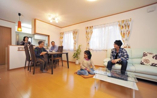 角地に建つ広々間取りの二世帯住宅