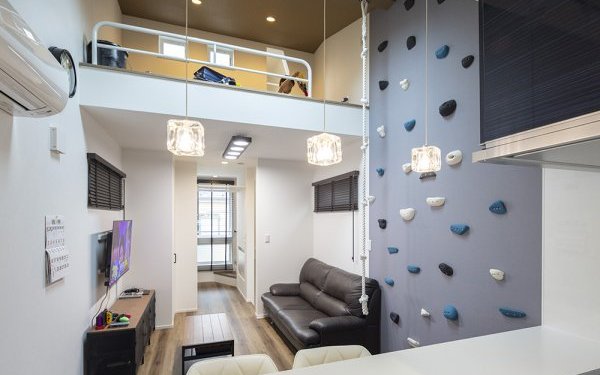 屋上やボルダリング、洗濯スペースまで確保した狭小二階建て住宅