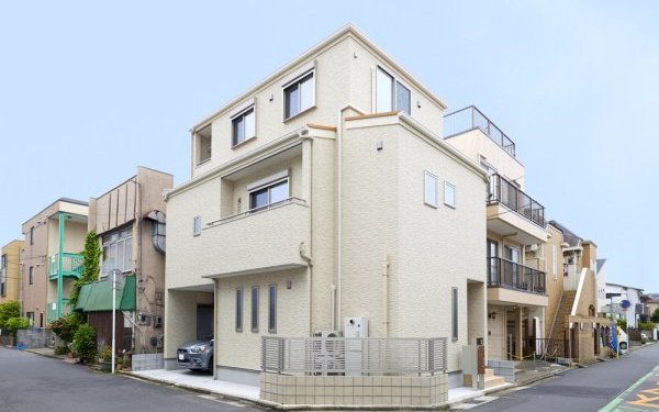 北東向き角地に自然光あふれる3階建て