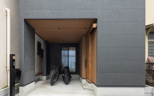 落ち着いた佇まいと、暮らしやすさを両立した3階建て住宅