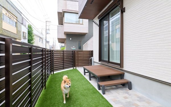 愛犬と心地よく暮らす、プライベートガーデンのある家