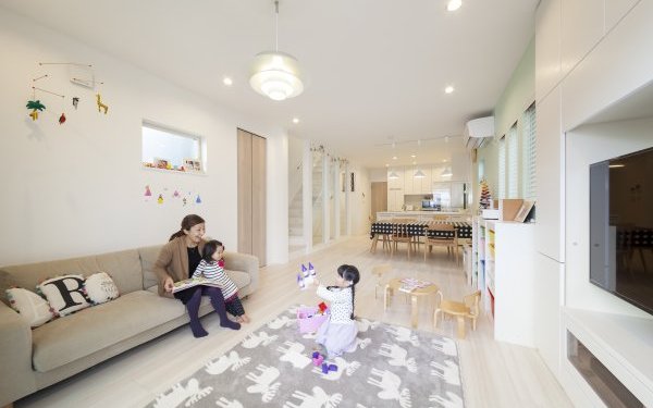 3階建て駐車場付き住宅:子供たちとともに育つ家