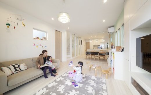 ３階建て駐車場付き住宅：子供たちとともに育つ家