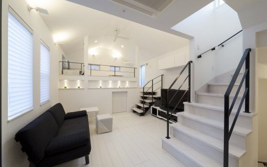 白い壁が映えるモノトーンの内装がおしゃれな2階建て住宅