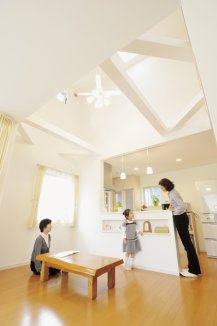 立地条件を活かした吹き抜けのある住まい