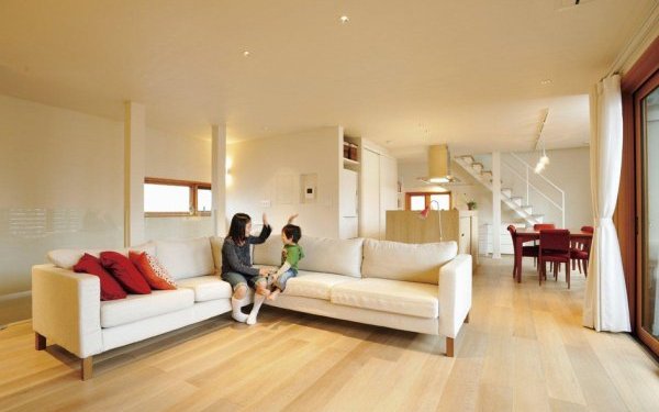 無垢材フローリングで明るくナチュラルな家