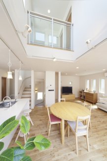 ぬくもりのあるナラと暮らす柔らかな日々をテーマに