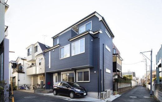 色と洗濯室にこだわった三階建て