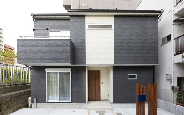 リバーサイドに出現した、月と陸ガメの二階建て