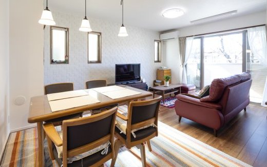 大勢が集まる角地の三階建て