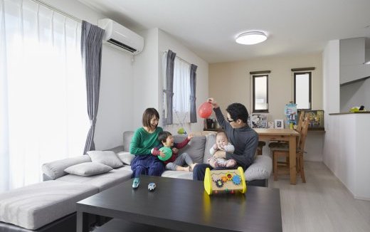 家族と育つ三階建て住宅
