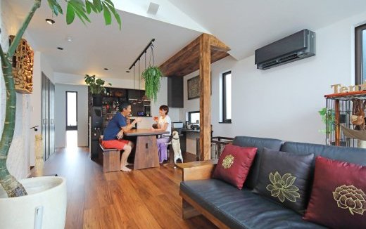 ペットと過ごすバリ島をモチーフにした木造二階建て住宅