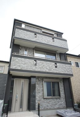 区画整理地内に堂々たるデザイナーズ狭小住宅が完成