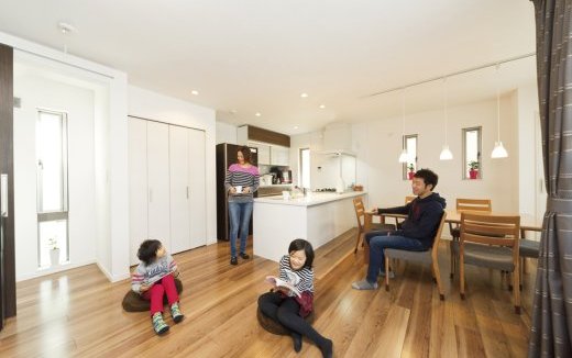 約10ｍ間口の広さを活かした明るい間取り