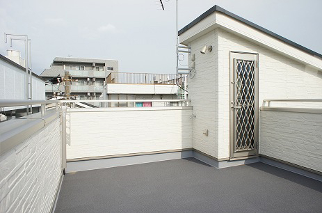 屋上付き・駐車場付き・デザイン性の高い3階建て