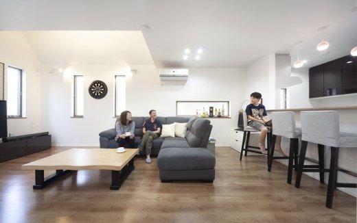 厳しい北側斜線までもデザインに取り込んだ、木造三階建て住宅