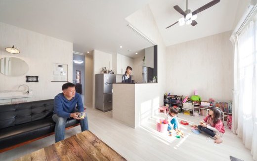 子供たちの実家は、一部屋を大きくとった2LDK。どこでものびのびと空間満喫