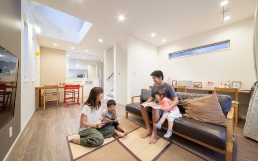 駐車場、吹き抜けのあるおしゃれな狭小三階建て住宅