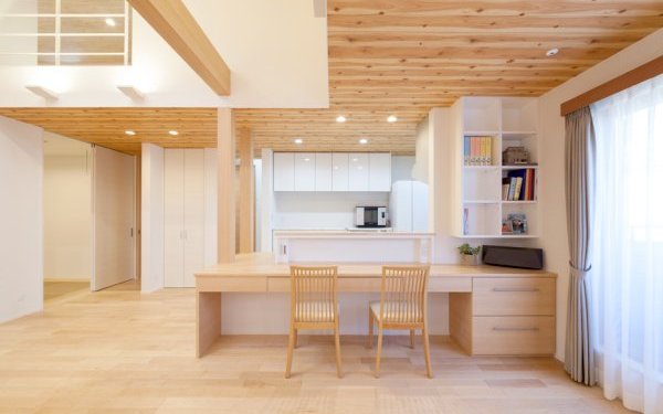 広くて明るいリビングとロフトが魅力的な2階建て住宅