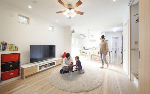 奥行ある中庭つきの2階建て二世帯住宅