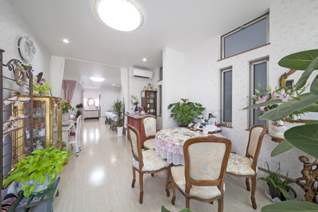 狭小地で開放的な空間を生み出した2階建ての店舗併用住宅