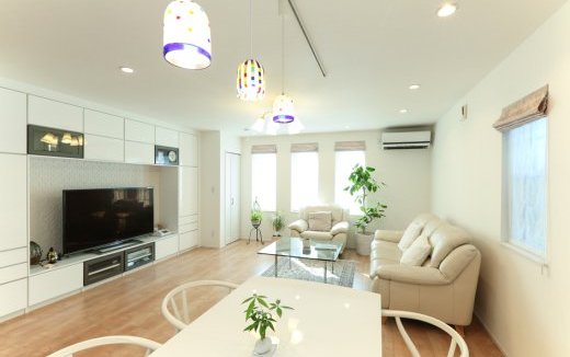 可愛らしい外観とこだわりのインテリアでカフェのような2階建て住宅