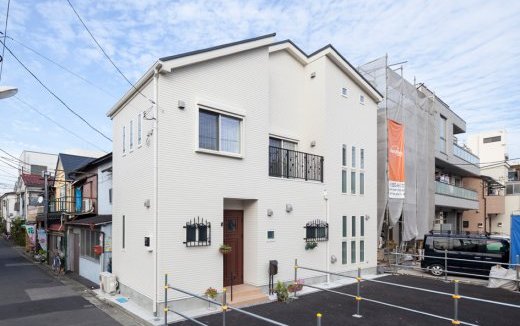 角地に白いプロヴァンス風が栄えるご夫婦で暮らす二階建