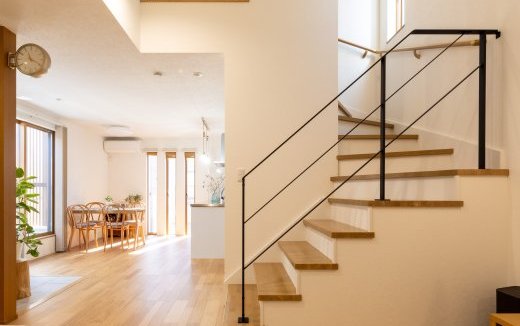 20坪の台形狭小地でガレージつき20帖LDKを実現