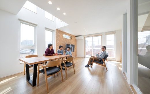 とにかく明るい。敷地20坪にカーポートも