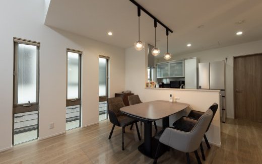 敷地23坪の２階建て、広いリビングに趣味部屋も完備