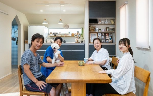 3世帯が暮らすゆったり明るい3階建て