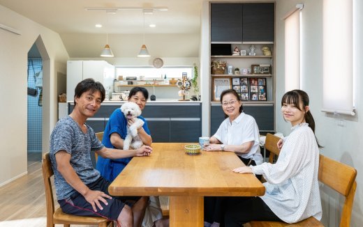 ３世帯が暮らすゆったり明るい３階建て